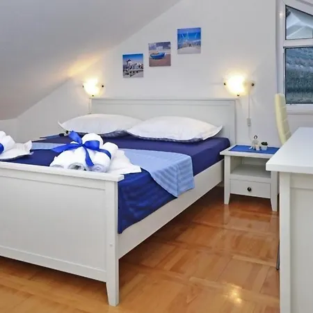 Holiday home Alleinstehendes Ferienhaus Mit Beheiztem Infinity Pool Und Meerblick Makarska