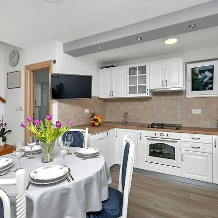 Holiday home Alleinstehendes Ferienhaus Mit Beheiztem Infinity Pool Und Meerblick Makarska