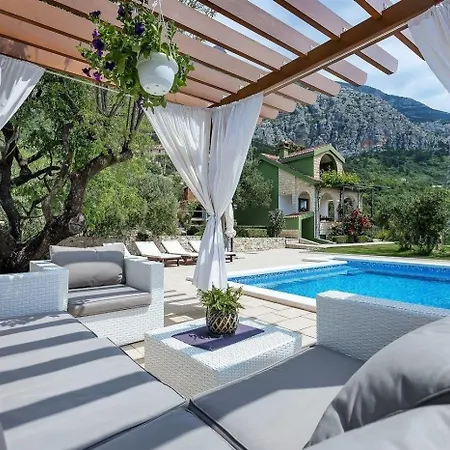 Alleinstehendes Ferienhaus Mit Beheiztem Infinity Pool Und Meerblick Makarska