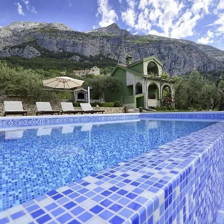 Holiday home Alleinstehendes Ferienhaus Mit Beheiztem Infinity Pool Und Meerblick Makarska